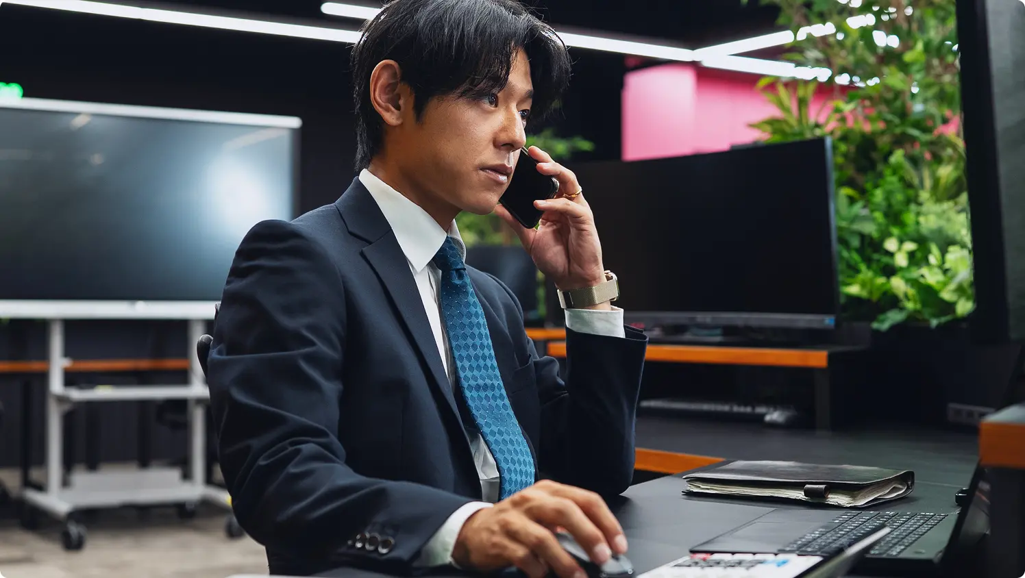 男性社員の仕事の様子