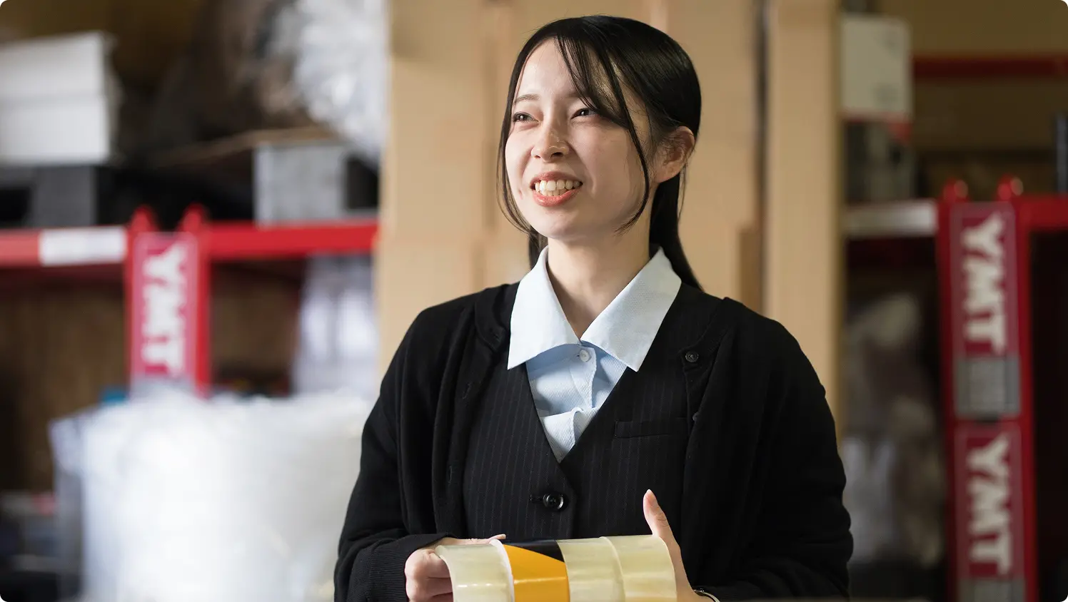 女性社員の仕事の様子