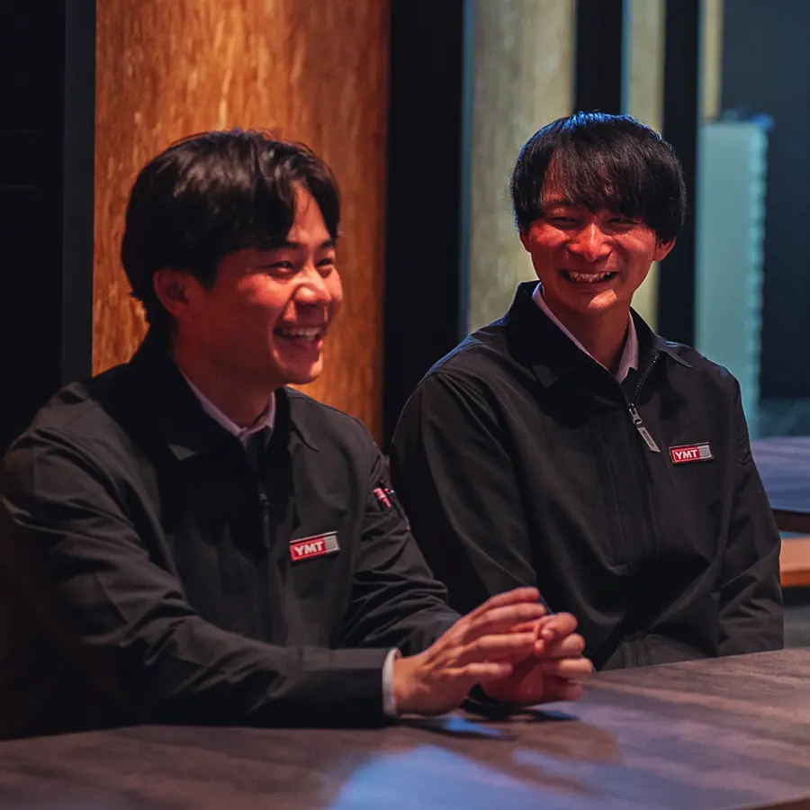 談笑する男性社員2人