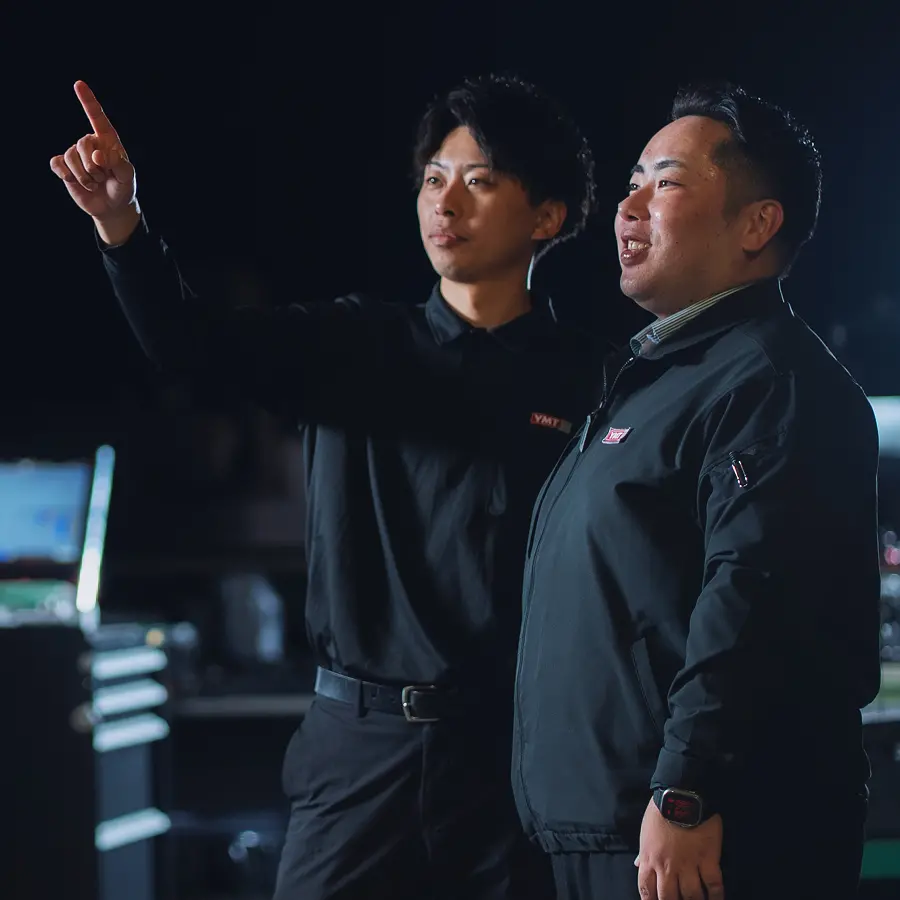 設備を指差している社員