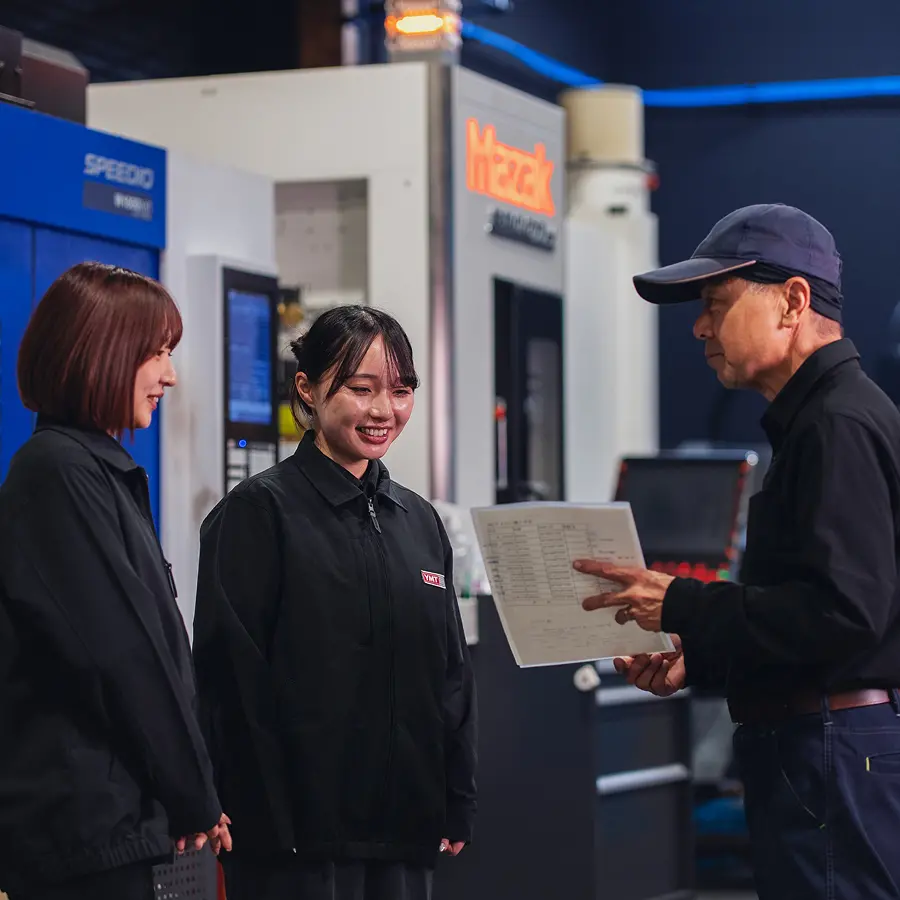 マニュアルを説明する社員