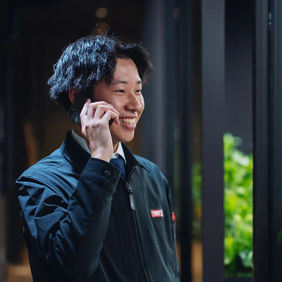 電話で話すスーツ姿の男性社員